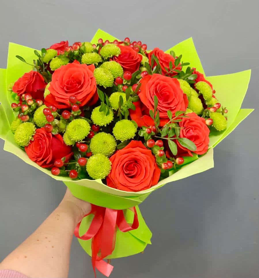 Букет цветов из: Хризантемы и Розы в Чернь