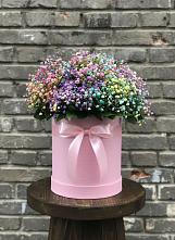 Цветочная композиция из Гипсофила и Розы в шляпной коробке в Чернь