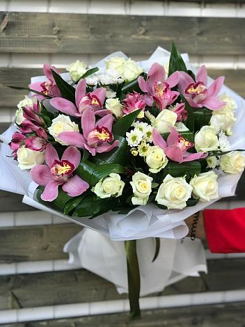 Букет цветов из: Розы и Хризантемы в Чернь