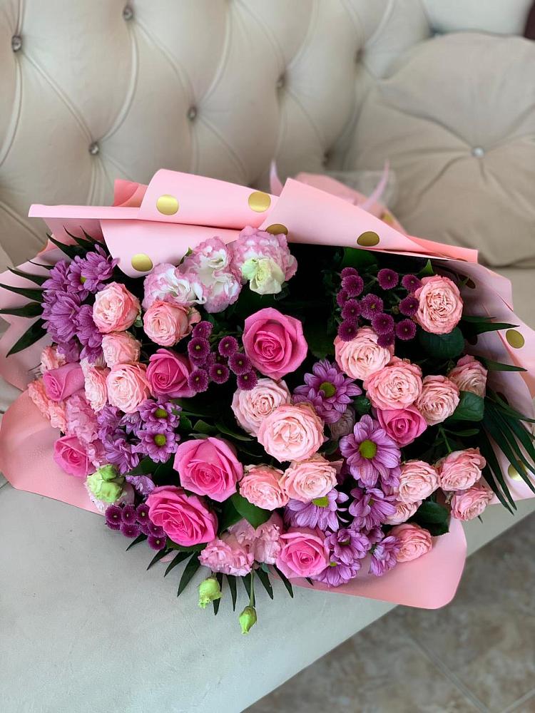 Букет цветов из: Хризантемы, Розы и Лизиантусы в Чернь