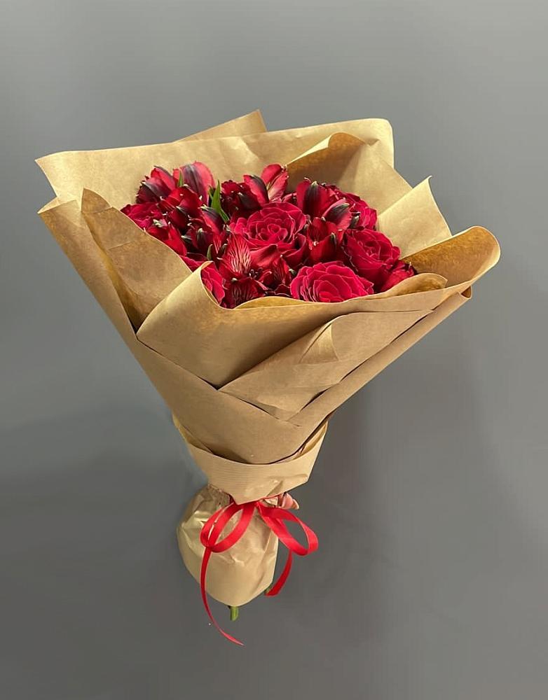 Букет цветов из: Альстромерии и Розы в Чернь