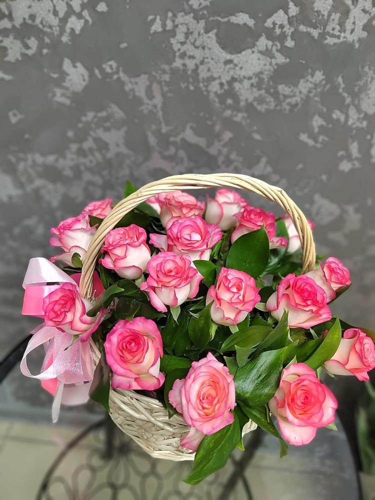 Цветочная композиция из Розы в корзине в Чернь