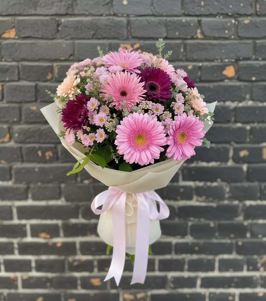 Букет цветов из: Герберы и Хризантемы в Чернь