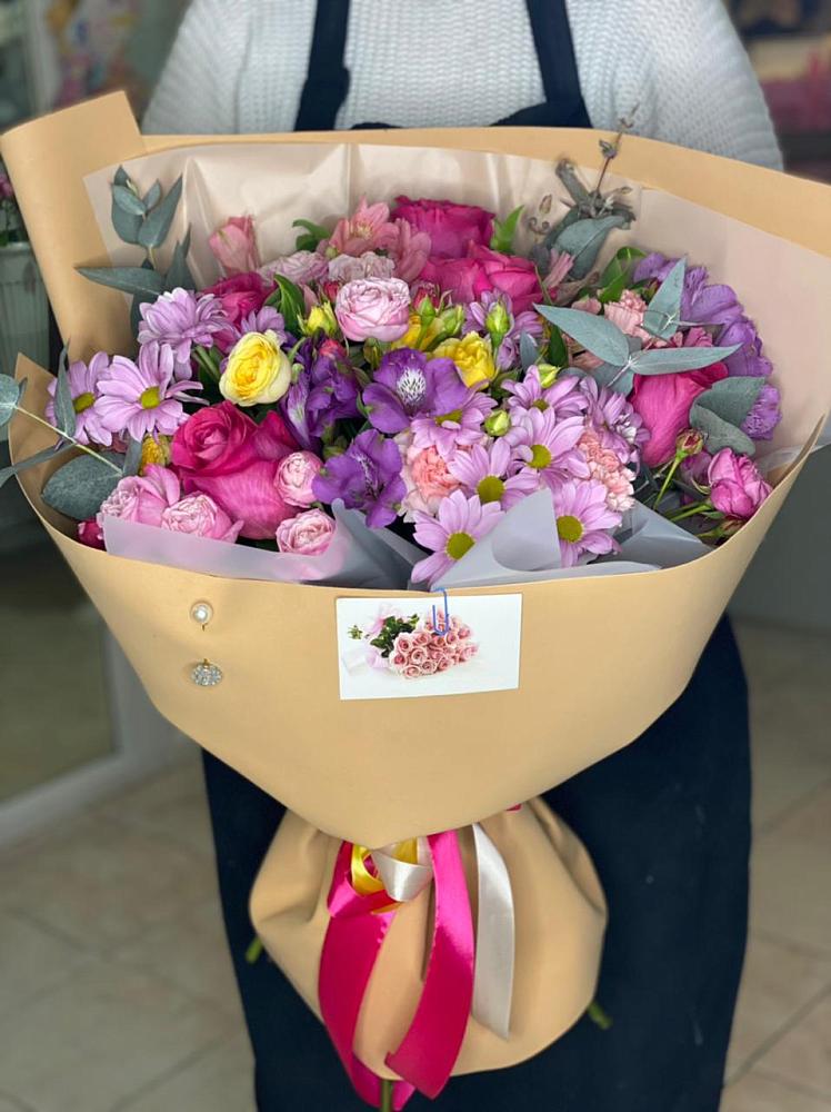 Букет цветов из: Хризантемы, Гвоздики и Альстромерии в Чернь