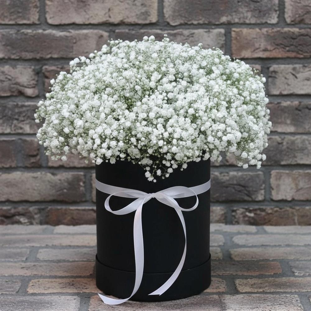 Цветочная композиция из Гипсофила в шляпной коробке в Чернь