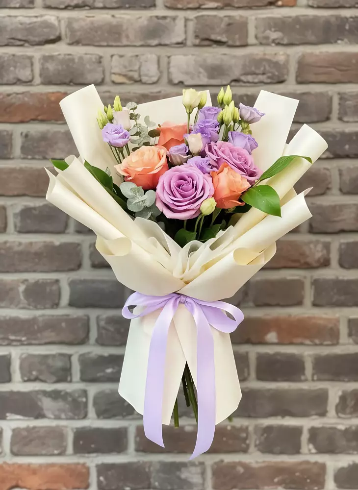 Букет цветов из: Лизиантусы и Розы в Чернь