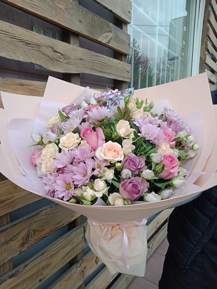 Букет цветов из: Розы и Хризантемы в Чернь