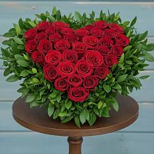 Цветочная композиция из Розы в виде сердца в Чернь