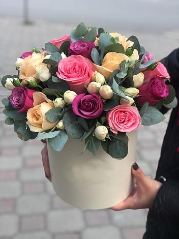 Цветочная композиция из Розы в шляпной коробке в Чернь