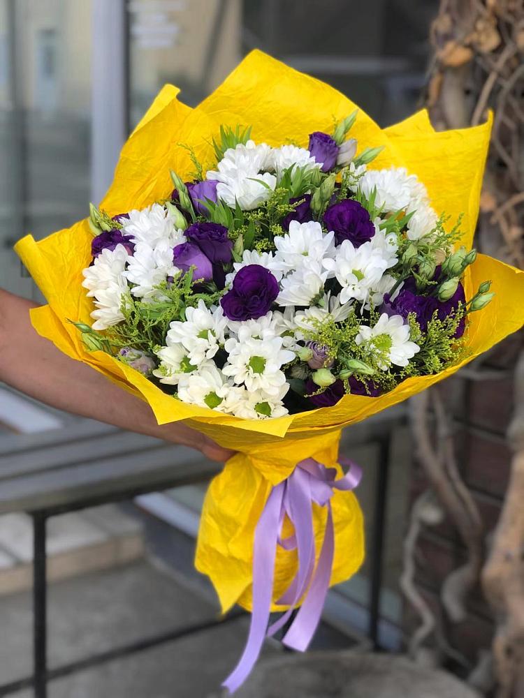 Букет цветов из: Ирисы, Хризантемы и Ромашки в Чернь