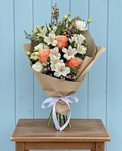 Букет цветов из:  Альстромерии, Лизиантусы, Розы и Хризантемы в Чернь