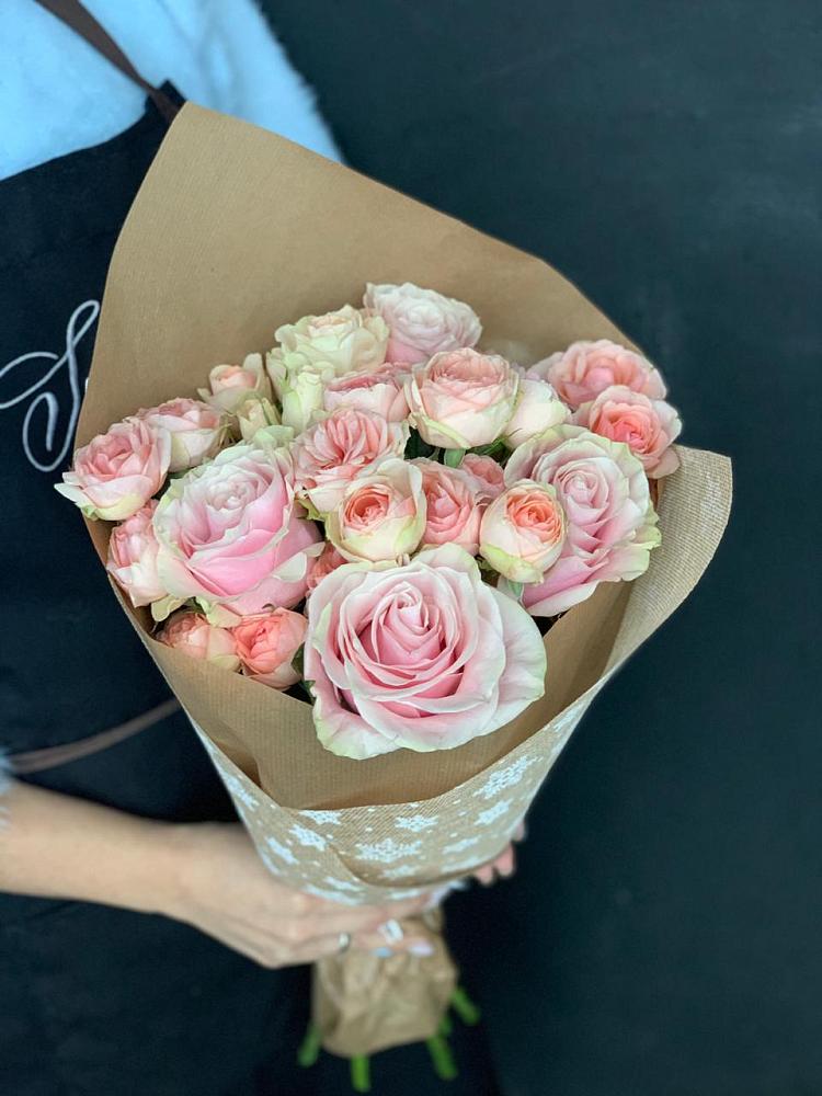 Букет цветов из: Хризантемы и Розы в Чернь