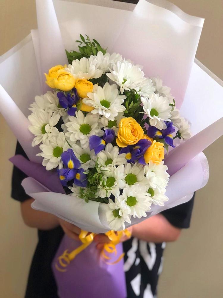 Букет цветов из: Ирисы, Хризантемы и Розы в Чернь