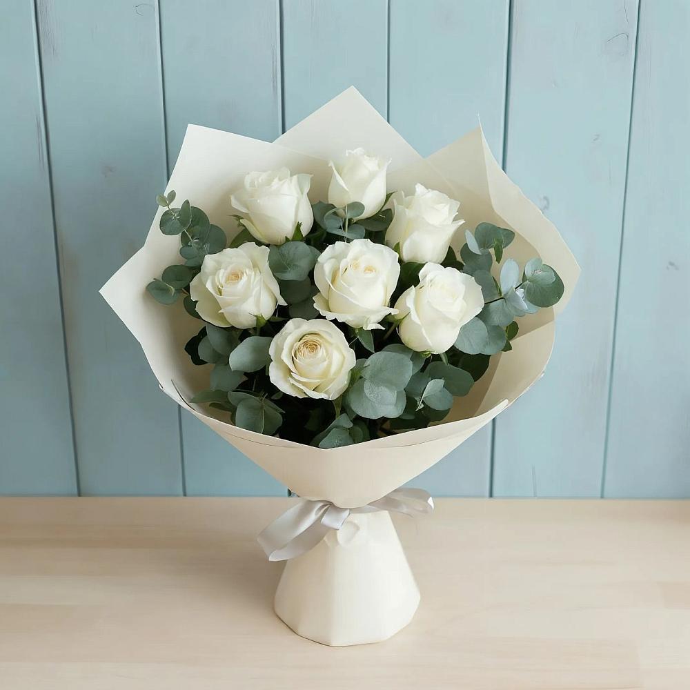 Букет Белые розы в Эвкалипте в Чернь