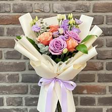 Букет цветов из:  Лизиантусы и Розы в Чернь