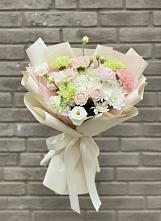 Букет цветов из:  Гвоздики, Розы, Лизиантусы и Хризантемы #REPLACE_PRED# Чернь