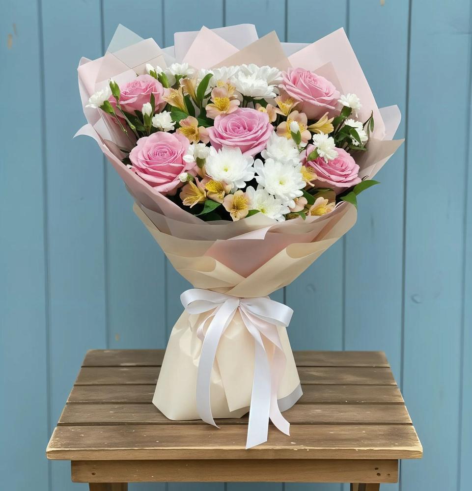 Букет цветов из: Гвоздики, Орхидеи и Розы в Чернь