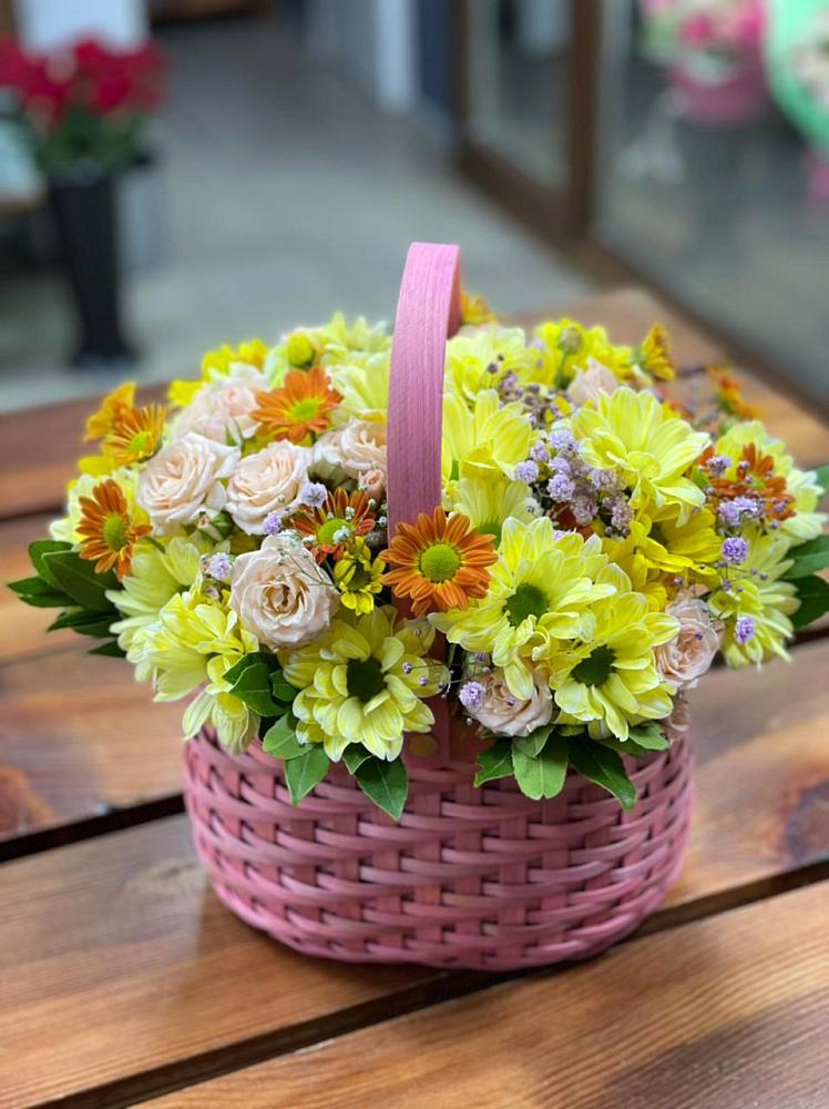 Цветочная композиция из Хризантемы и Розы в корзине в Чернь