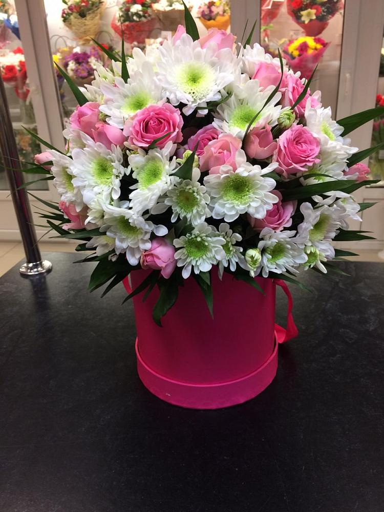 Цветочная композиция из Розы и Хризантемы в шляпной коробке в Чернь