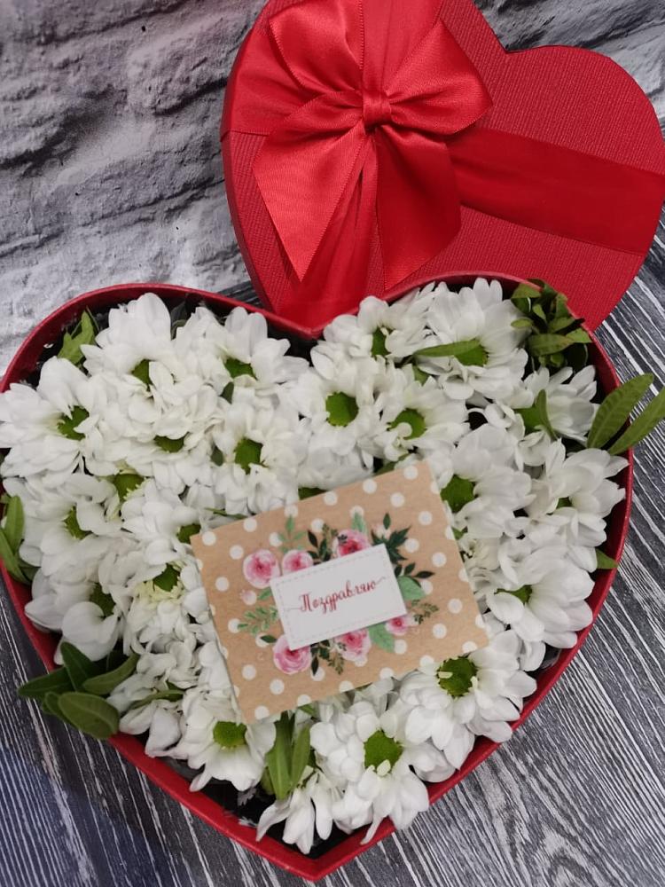 Цветочная композиция из Хризантемы в виде сердца в Чернь