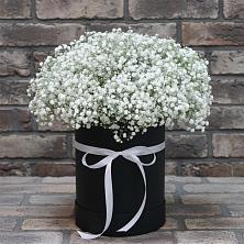 Цветочная композиция из Гипсофила в шляпной коробке в Чернь