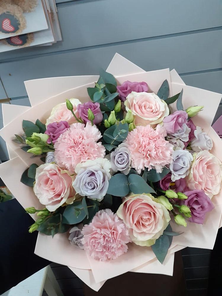 Букет цветов из: Розы, Гвоздики и Лизиантусы в Чернь