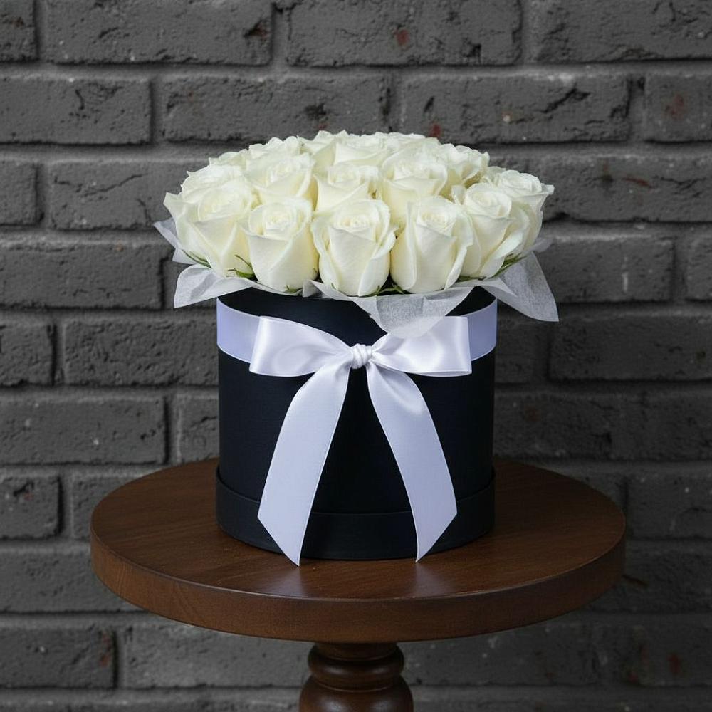 Цветочная композиция из Розы в шляпной коробке в Чернь