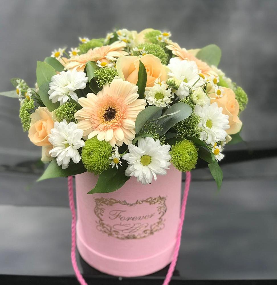 Цветочная композиция из Розы, Герберы и Хризантемы в шляпной коробке в Чернь