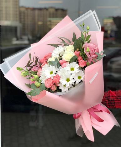 Букет цветов из: Розы, Лизиантусы и Хризантемы в Чернь