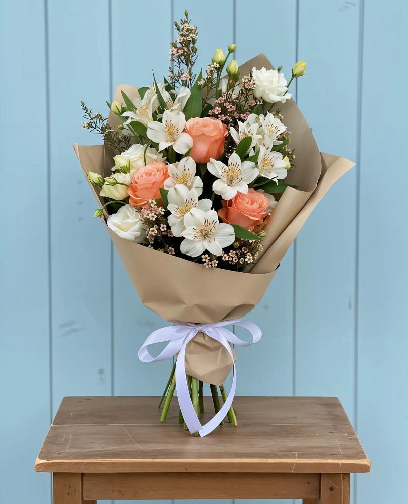 Букет цветов из: Альстромерии, Лизиантусы, Розы и Хризантемы в Чернь