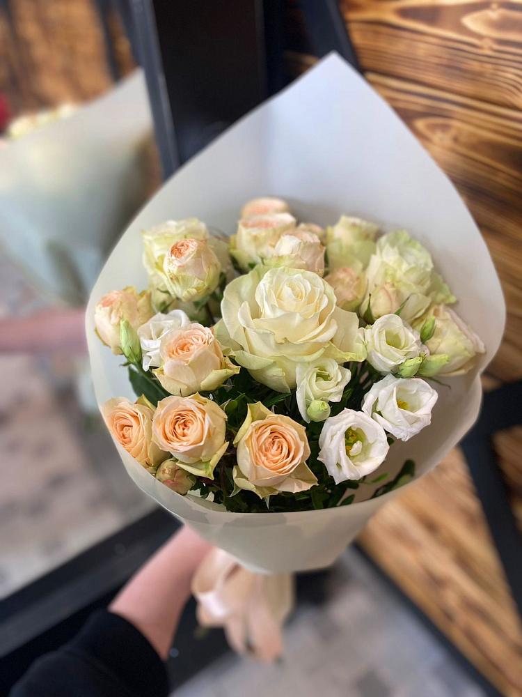 Букет цветов из: Розы и Лизиантусы в Чернь